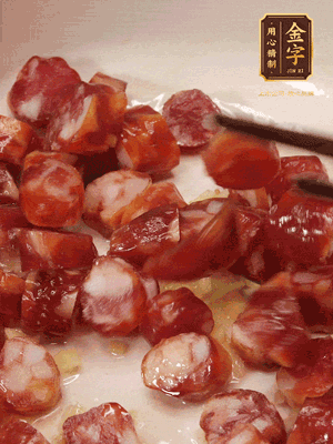 砂鍋熱油，下姜絲、香腸煸香