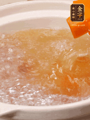 倒入開(kāi)水、南瓜塊、南瓜泥中火煮5分鐘