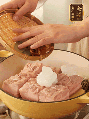 五花肉皮朝下，桂皮、八角、香葉、冰糖、生抽、花雕酒