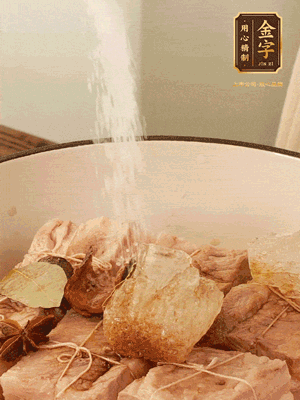 加水沒(méi)過(guò)，大火煮開(kāi)轉(zhuǎn)小火慢燉2小時(shí)，煮到收汁