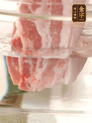 大塊豬五花冷水下鍋，蔥、姜、花雕酒焯水