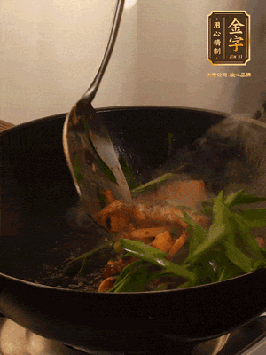 黃豆醬、鹽、糖調(diào)味，淋一圈花雕酒，蒜白先下，蒜葉后下