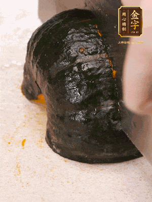 貝貝南瓜去皮，切成小塊。姜切絲