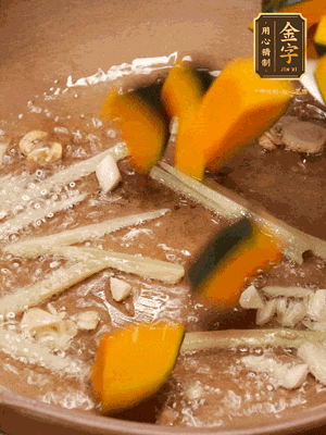 砂鍋倒一層底油，蒜粒、姜絲炒香后，再下南瓜翻炒30秒