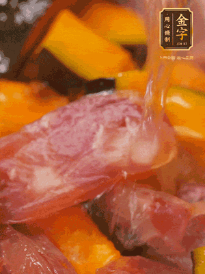 下香腸，倒沒過南瓜的水，加1/2勺鹽、1/2勺白糖、1勺蠔油燜8分鐘