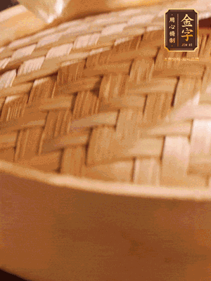 將香腸、醬油肉、臘肉放入蒸容蒸20分鐘