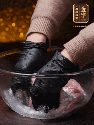 豬肚放入面粉、鹽、白酒，反復揉搓（重復3遍），洗掉表面的黏液。再把豬肚翻過來，剪去油脂，一樣反復揉搓干凈