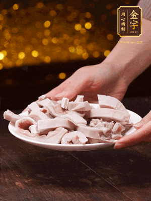 豬肚冷水下鍋，姜蔥料酒去腥，水開煮5分鐘，撈出，切小塊。