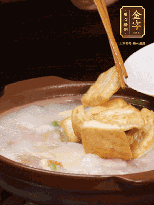 倒入開水大火煮開，轉(zhuǎn)中小火放咸肉，放一點(diǎn)點(diǎn)糖、味精慢燉10分鐘
