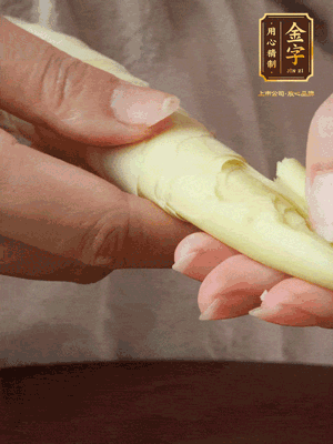 春筍沿著外皮豎著淺劃一刀，剝下外殼，切掉尾部的老根，切滾刀塊。（這個(gè)時(shí)候的春筍最為鮮嫩脆爽，不需要焯水去除澀味）