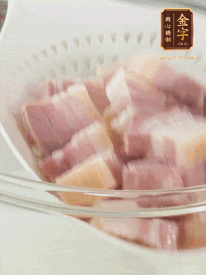 金字淡咸肉、排骨分別加料酒、蔥、姜冷水下鍋焯水，水開撇去浮沫撈出。