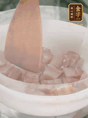 砂鍋內(nèi)咸肉微微煸出香味，再倒入開水。放排骨滾開后轉(zhuǎn)中小火篤30分鐘。（水盡量一次加足，以免中途加水沖淡鮮味。這一步是湯底濃白的關(guān)鍵）