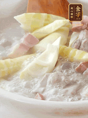 開蓋后放春筍，小火慢篤20分鐘左右，出鍋后盛出。