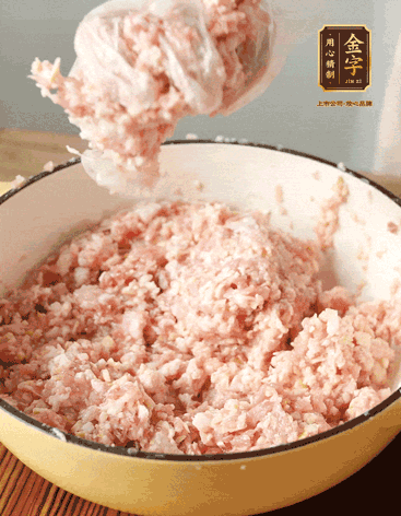 肉丁、咸肉丁、一丟丟鹽、料酒拌勻，反復(fù)摔打上勁。接著加入1兩蔥姜水，反復(fù)拌勻摔打上勁。前后共加3遍。3遍后筍丁，接著反復(fù)摔打上勁。最后加入1個(gè)蛋清、3茶匙生粉拌勻摔打上勁