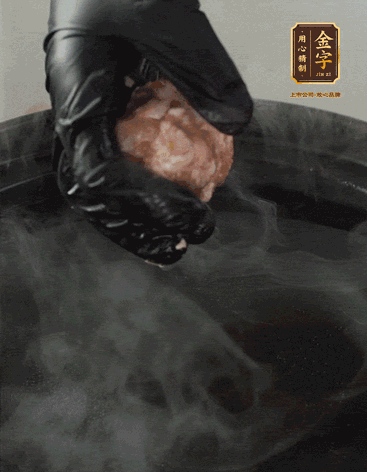 獅子頭摔打至圓潤(rùn)牢固，等水煮開后，放獅子頭