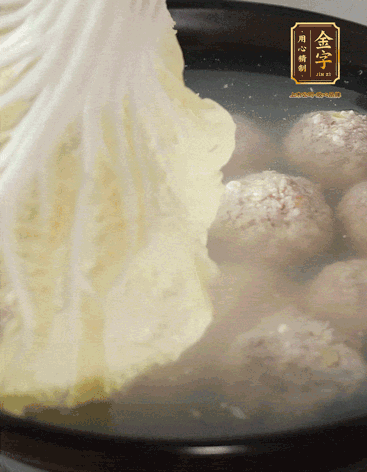 等獅子頭浮起來時(shí)再加白菜蓋。小火慢燉2小時(shí)