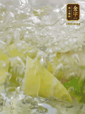 春筍沿著外皮豎著淺劃一刀，剝下外殼，切掉尾部的老根，切滾刀塊。簡單焯水去澀味。