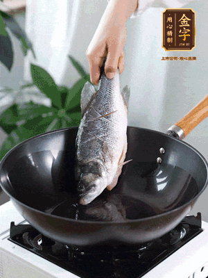 熱油，加1大勺豬油、姜片，再下鱸魚，煎至定型后翻面。（加點豬油，燉出的魚湯更容易變?yōu)榍逅哪贪咨?。?>
					</div>
					<span>步驟 3/6</span>
					<p>熱油，加1大勺豬油、姜片，再下鱸魚，煎至定型后翻面。（加點豬油，燉出的魚湯更容易變?yōu)榍逅哪贪咨?。?/p>
				</li><li>
					<div   id=