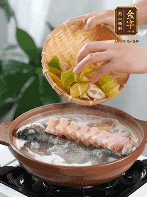 倒開水燉煮后轉(zhuǎn)移入砂鍋，淋料酒去腥、加少許鹽調(diào)味，再依次加咸肉、春筍燉煮15分鐘。