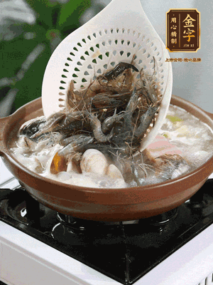 最后加一把蛤蜊、一把河蝦燜2分鐘，放一點白胡椒粉調(diào)味，撒上蔥花點綴！