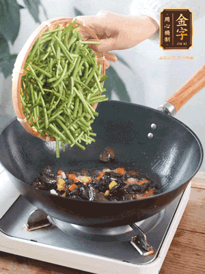 熱油煸香蒜末、姜粒、小米辣，再下臘肉煸炒出香味