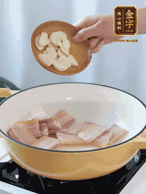 熱油下咸肉煸出香味，加蒜片、毛豆翻炒均勻