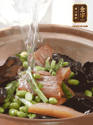 轉(zhuǎn)入砂鍋，加入開水、百葉結(jié)燉煮10分鐘