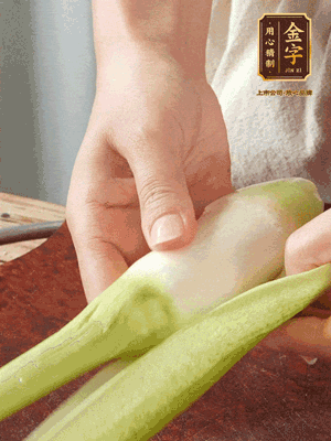 茭白去皮切絲，下鍋稍稍汆燙一下瀝干。