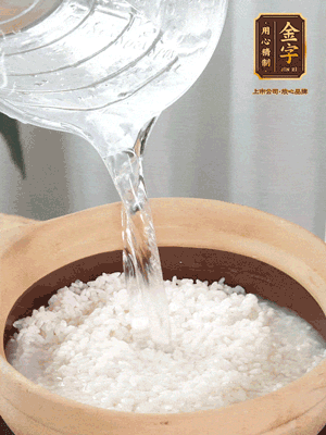 倒入浸泡30分鐘的米，中火煮開后轉(zhuǎn)小火。