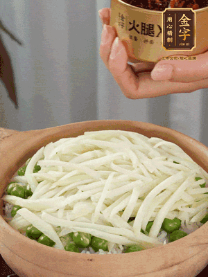 到水微干，放上豌豆、茭白絲。
