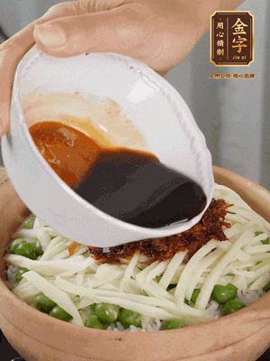 繼續(xù)小火燜3分鐘，淋上XO醬攪拌均勻。
