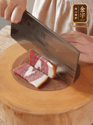 金字火腿切片，溫水浸泡5分鐘。