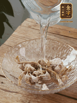 筍干提前泡發(fā)1晚切段，冬瓜去皮切塊。