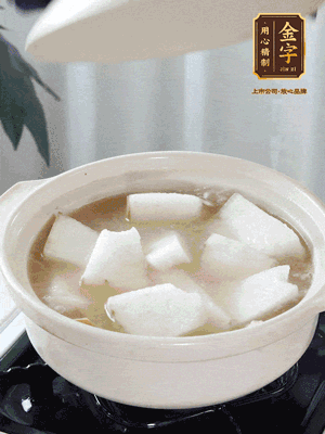 最后下冬瓜繼續(xù)燉煮10分鐘，撒上蔥花點(diǎn)綴。