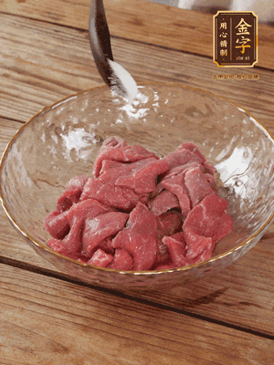 牛肉切丁，加黑胡椒海鹽、橄欖油腌10分鐘