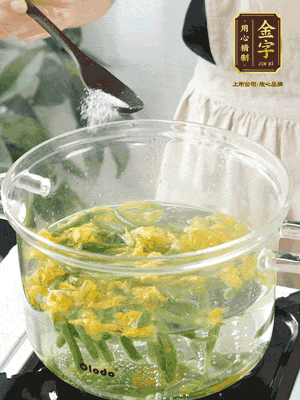 水開后，加鹽、黃瓜花焯水30秒