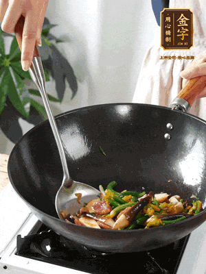 煸香蒜末，下香腸翻炒均勻，再依次下雞縱菌、黃瓜花