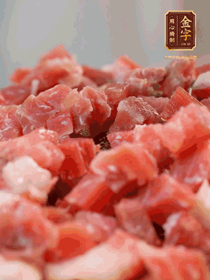 做月餅餡 火腿切成小丁，溫水浸泡5分鐘，上鍋蒸熟15-20分鐘，再將火腿丁、白砂糖、蜂蜜攪拌腌漬2小時(shí)
