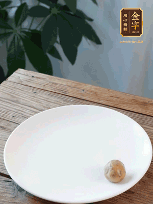 做水油皮、油酥 將油皮材料放入料盆中，加100ml水?dāng)嚢璩裳┗ㄆ瑺?。在案板上反?fù)揉搓成有一定筋度的光潔面團(tuán)，搓成14個(gè)團(tuán)子。
