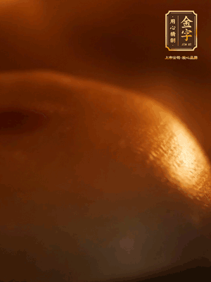 烤箱預(yù)熱至170℃，月餅放在中下層，烤18分鐘左右