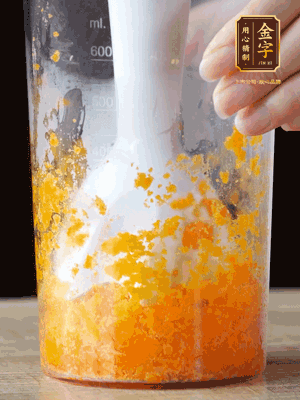 加玉米油、水怡、水揉搓成細(xì)膩的面團(tuán)。松弛半小時(shí)后，分成37g一個(gè)