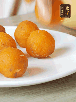 融化的黃油、芝士粉攪勻，加糖粉、蛋液、淡奶油、咸蛋黃攪勻，再加入玉米淀粉、奶粉拌勻，用不粘鍋炒至抱團(tuán)