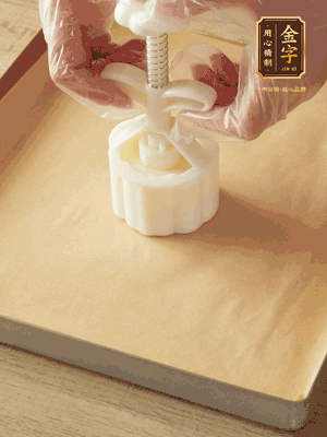 取一個(gè)面團(tuán)，捏扁，中間厚，四周薄?；⒖谕贤?，直到收口，把餅胚放入模具里，壓2-3下