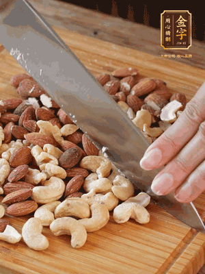 熟堅(jiān)果切成大顆粒，加入杏仁片、白芝麻、火腿絲、熟糯米粉、玫瑰花醬、花生油、水怡攪拌均勻，捏成52g一個(gè)的小球