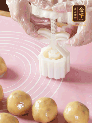 收緊虎口搓圓，裹上一層面粉，放入模具壓一壓