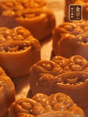 表面噴上水，烤箱預(yù)熱至190℃，170℃烤10分鐘