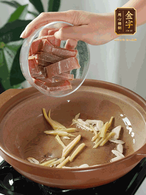 姜絲煸香后放火腿翻炒，加開水燉煮10分鐘
