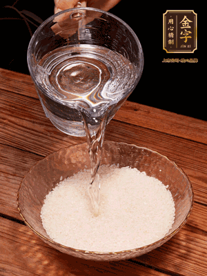 大米提前浸泡30分鐘。干香菇泡發(fā)切成條；蝦米提前浸泡2小時(shí)