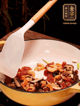 蔥白、干香菇、蝦米、香腸片略微翻炒才出香味，然后倒入料汁（生抽3勺、蠔油2勺、胡椒粉少許）、大米拌勻