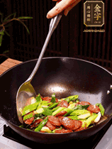 油熱下香腸炒至兩面微焦，下姜蒜、干辣椒、小米椒碎爆香